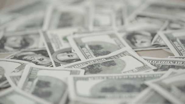 селективный фокус разбросанных банкнот доллара на столе
  - Кадры, видео