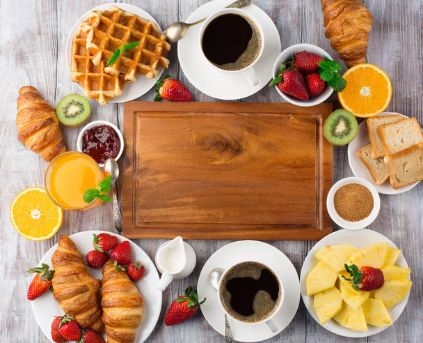 Continentaal ontbijttafel met koffie, jus d'orange, croissant - Foto, afbeelding