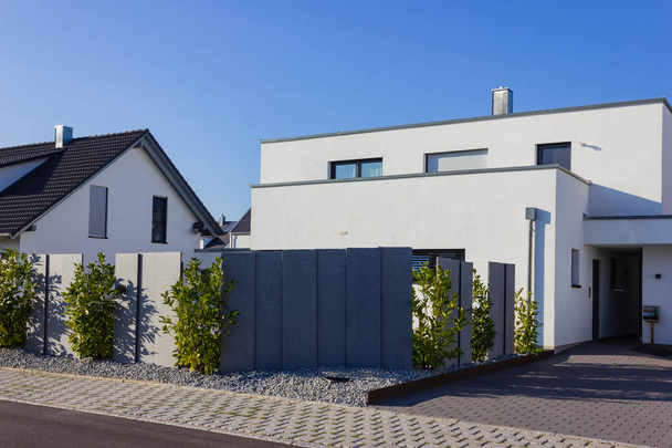 budova moderního domu se zelenými keři  - Fotografie, Obrázek