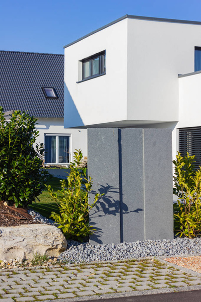 yeşil çalılar ile modern ev Binası  - Fotoğraf, Görsel