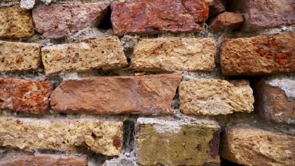 Velhos tijolos erodidos na parede
 - Filmagem, Vídeo
