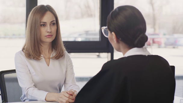vista posterior de la mujer de negocios hablando con la mujer molesta asintiendo, de pie y desapareciendo después de la entrevista de trabajo
  - Metraje, vídeo