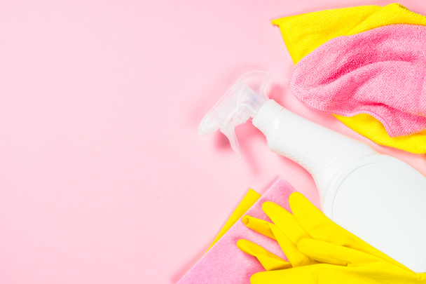 Reinigungsspray, Tuch und Handschuhe auf rosa Hintergrund. - Foto, Bild