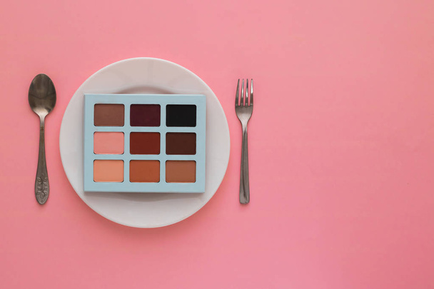 Cosmetic shadows on the plate and cutlery. Concept - a detailed review of makeup cosmetics, close-up, flatlay - Photo, Image
