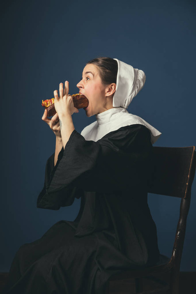 修道女として中世の若い女性 - 写真・画像