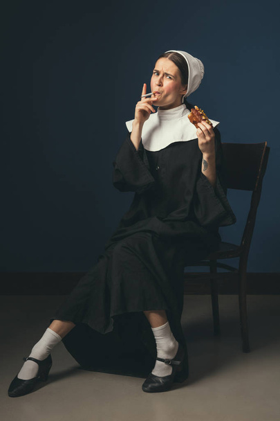 Medieval young woman as a nun - Foto, Bild