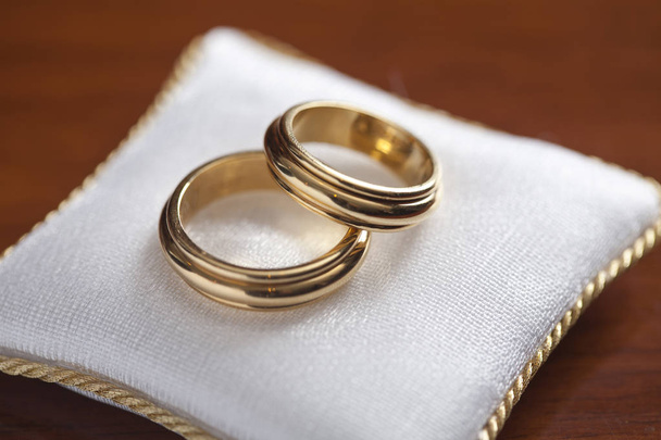 anillos de compromiso, boda, en un cojín
 - Foto, Imagen