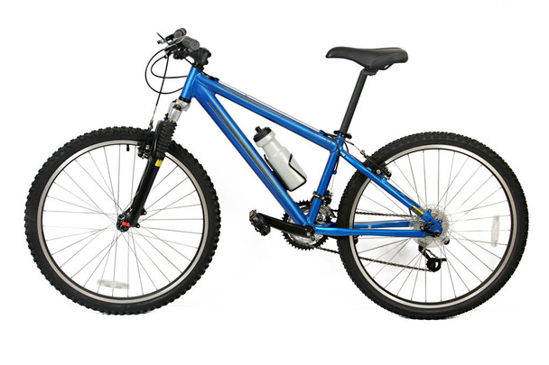 Bicicleta azul metálica isolada em fundo branco
 - Foto, Imagem