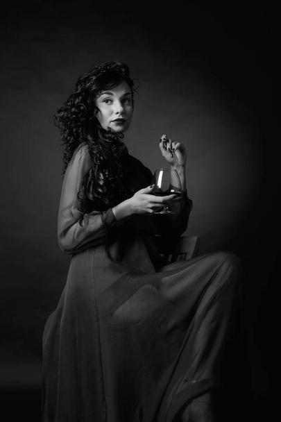 Portrét, atraktivní brunetka v dlouhé večerní šaty se sklem - Fotografie, Obrázek