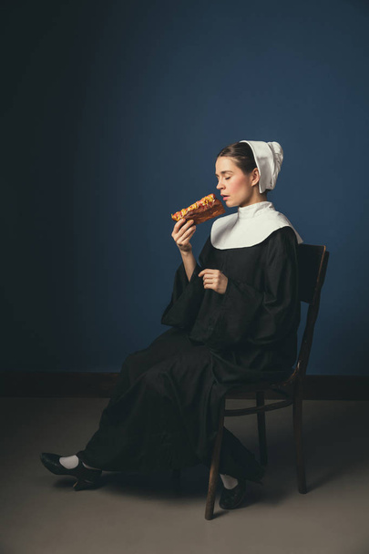 Medieval young woman as a nun - Foto, afbeelding