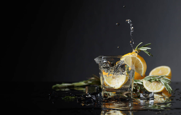 Cocktail gin-tonic avec tranches de citron et brindilles de romarin
. - Photo, image