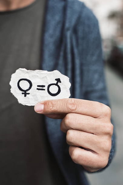 igualdad de género en un pedazo de pape
 - Foto, imagen