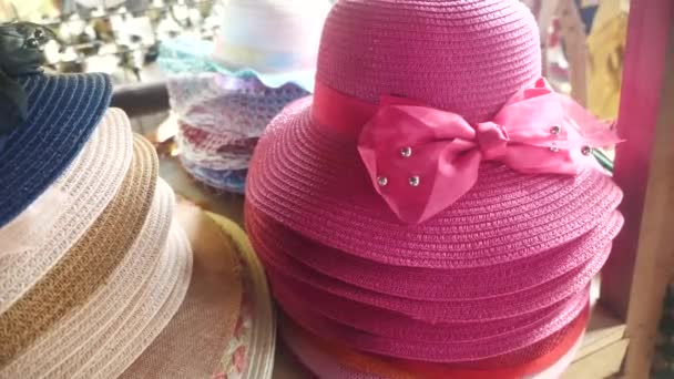 Сонячні капелюхи в магазині на ринку
 - Кадри, відео