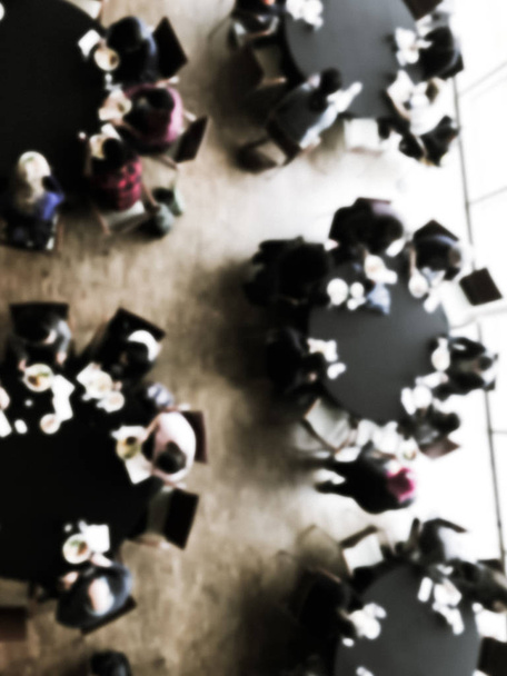 Fondo borroso tono filtrado lleno de gente en la mesa redonda del banquete en el evento de negocios
 - Foto, imagen