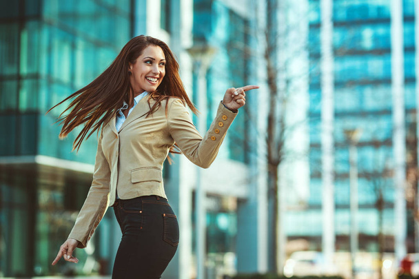 mladá úspěšná usměvavá žena chůze v kanceláři  - Fotografie, Obrázek