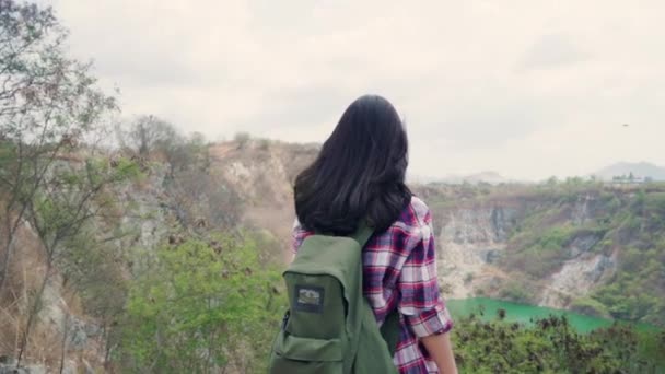 Pomalý pohyb-Hiker asijský batůžkářský žena, která chodí na vrchol hory, samice si vychutnávat dovolenou na pěší turistice cítí svobodu. Životní styl ženy cestují a relaxujte v koncepci volného času. - Záběry, video