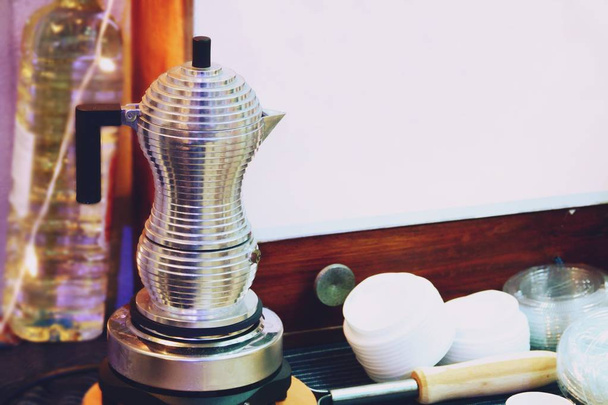 Koffie infuus waterkoker voor Hand drip coffee een close-up - Foto, afbeelding