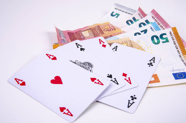 четыре задницы игральные карты с евро банкноты игровой выигрыш
 - Фото, изображение