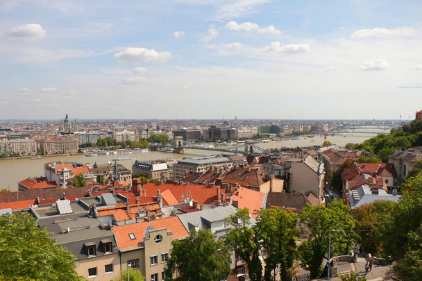 Nádherný výhled na centrum Budapešti a most přes Deltu řeky Dunaj. V Maďarsku, v Evropě. Jeden z nejoblíbenějších destinací v Evropě. - Fotografie, Obrázek
