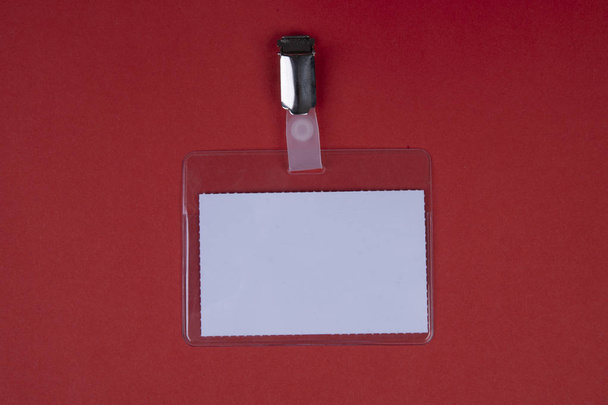 Naamkaartjes badges voor de bevestiging op een rode achtergrond - Foto, afbeelding