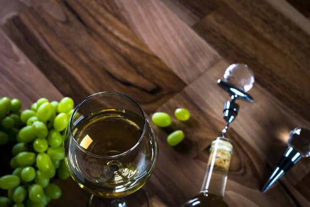 Appetifikující hrozny a víno na dřevěném povrchu - Fotografie, Obrázek