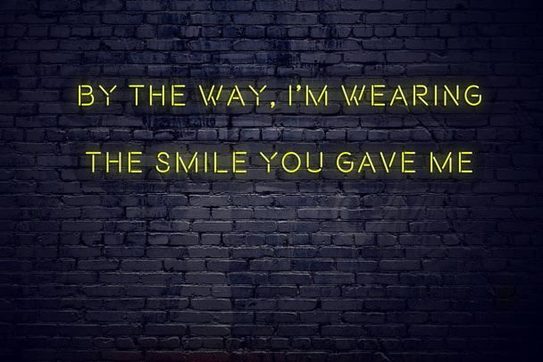 Positiva citazione ispiratrice sul cartello al neon contro il muro di mattoni a proposito im indossando il sorriso che mi hai dato
 - Foto, immagini