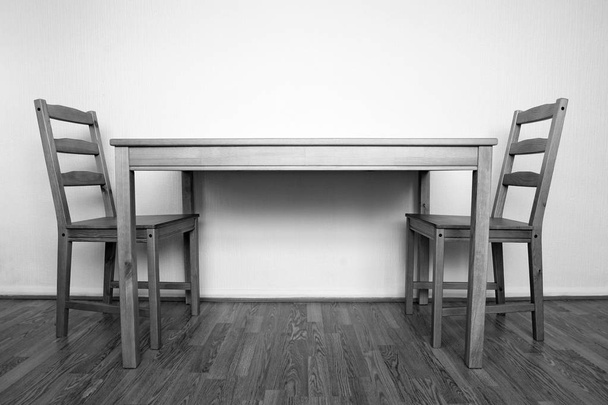 Mesa de madera y dos sillas en blanco y negro
 - Foto, Imagen