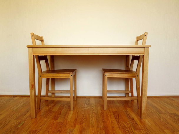 Mesa de madera y dos sillas
 - Foto, Imagen