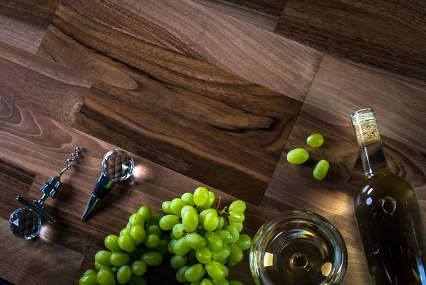 Apetyczne winogrona i wino na drewnianej powierzchni - Zdjęcie, obraz