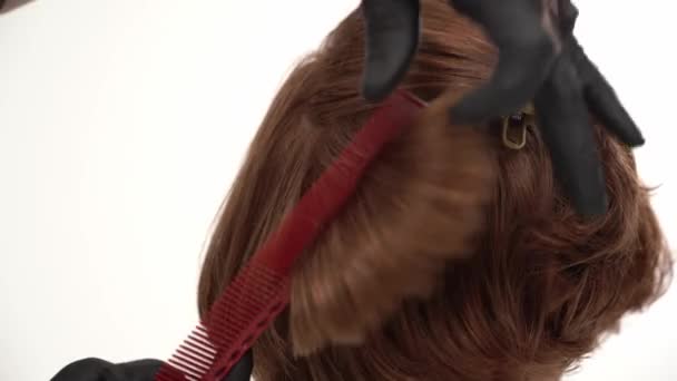 Le célèbre coiffeur coupe un gars mignon avec des cheveux rouges
. - Séquence, vidéo