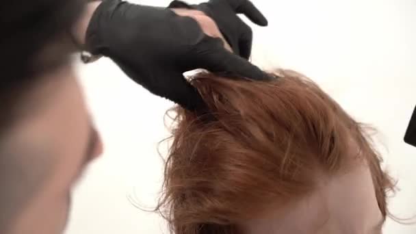 Stylist fodrász teszi a stílusos frizura Young Guy vörös hajú. - Felvétel, videó
