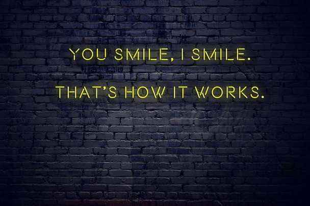 レンガの壁に対するネオンサインの肯定的な感動的な引用あなたは笑顔私はそれがどのように動作するか、笑顔 - 写真・画像