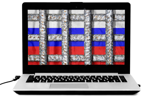 Çapraz hapishane ızgarası ve beyaz arka planda izole ekranda bir Rus bayrağı ile Laptop - Fotoğraf, Görsel