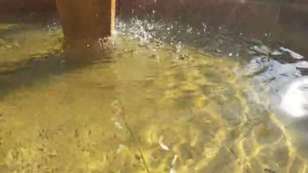Movimiento del agua fondo amarillo en un pozo - Video