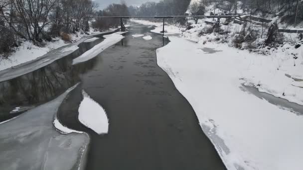 Paisaje de invierno, rio cubierto de hielo agua movindose en Rumania, Trasilvania - Кадри, відео