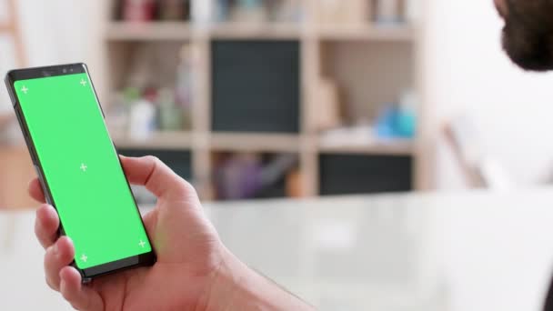 L'homme tient dans sa main droite un smartphone avec écran vert sur
 - Séquence, vidéo