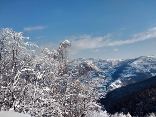 Paisaje de invierno con montaas y nieve en Rumania, pueblo de Parva, Transilvânia
 - Foto, Imagem