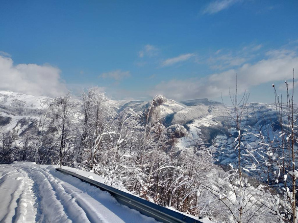 Paisaje de invierno con montaas y nieve en Rumania, pueblo de Parva, Transilvania - Foto, immagini