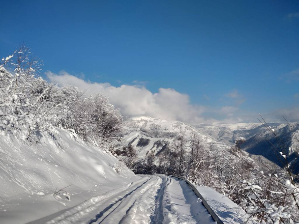 Paisaje de invierno con montaas y nieve en Rumania, pueblo de Parva, Transilvania - Фото, зображення