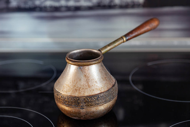 Cam Ocak ve St üzerinde eski bronz Türk Retro kahve makinesi kanaka - Fotoğraf, Görsel