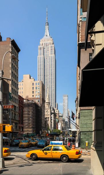 alacsony látószögű nézet felhőkarcolók Midtown Manhattan - Fotó, kép