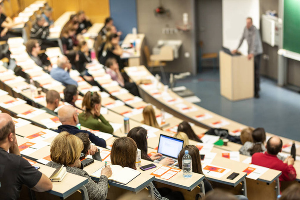 Spreker van een expert geeft een lezing op een wetenschappelijk business conference event. - Foto, afbeelding