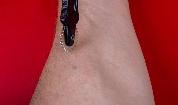 bir adamın derisi üzerinde pin tekerleği - Fotoğraf, Görsel