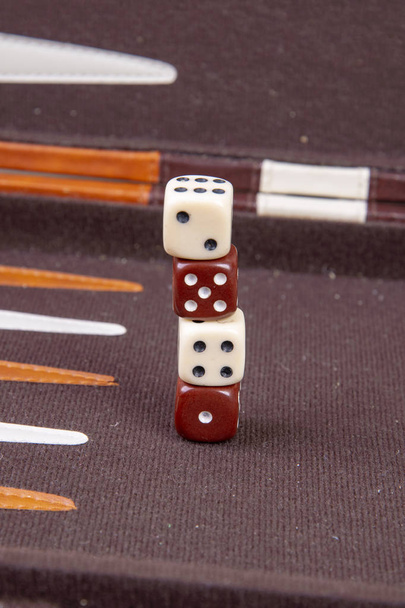 jeu de backgammon avec des dés - Photo, image