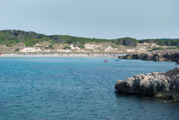 Een van de vele prachtige stranden van het Spaanse eiland - Foto, afbeelding