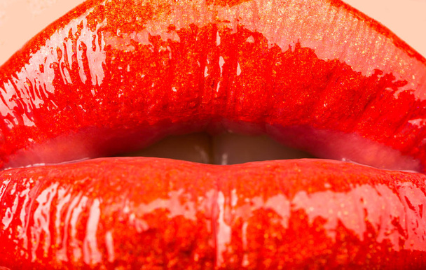 Lipgloss. Rouge à lèvres rouge gros plan. Bouche féminine sexy. Lèvres et cosmétiques. Femme sensuelle. Embrasse et aime une jeune fille. Botox maquillage
. - Photo, image