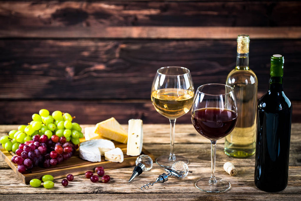 appetitanregender Käse mit Trauben und Wein auf Holzgrund - Foto, Bild