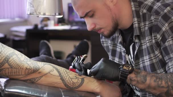 Maestro del tatuaje dibuja un tatuaje en la mano de los hombres
 - Imágenes, Vídeo