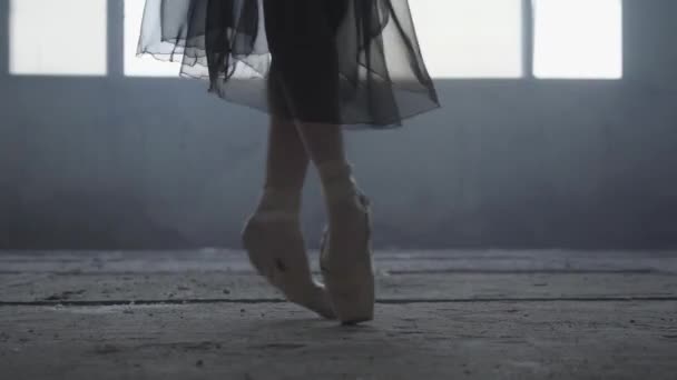 Ballet practice. Beautiful foot of young ballerina in pointe shoes. Beautiful slim graceful legs of ballet dancer. - Video, Çekim