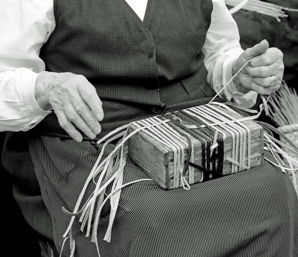 kezében egy idős asszony, munka közben a szalma - Fotó, kép
